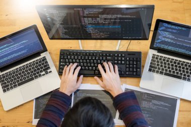 Okul sırası pc programlama kod teknolojileri veya Web sitesi tasarımı üzerinde yazılım geliştirme şirketi ofiste çalışan dalgın programcı. 