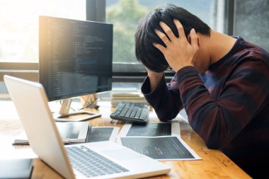 Genç modern vurguladı programcı işadamı dizüstü bilgisayarınızla çalışmasını bir fren Problem çözme.