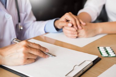 dikkatle dinliyor bir erkek hasta hasta belirtiler açıklayan veya onlar evrak tartışmak birlikte bir Danışma süreci gibi bir soru soran doktor.
