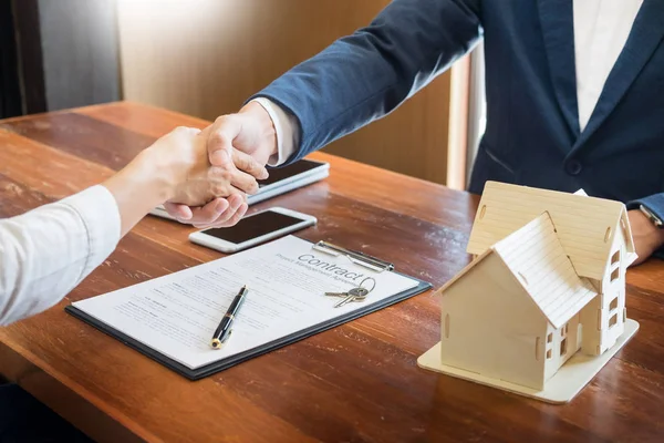 房屋开发商代理或财务顾问及客户签署文件后握手处理成功协议 与公司签订合同 — 图库照片