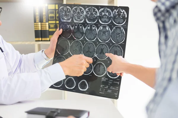 Médico Que Analiza Una Exploración Una Radiografía Explica Método Expresiones — Foto de Stock