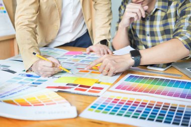 İş başında yaratıcı grafik tasarımcı. Renk renk örneği örnekleri pantone paleti studio modern ofis, iç tasarım, yenileme ve teknoloji kavramı