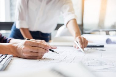 profesyonel mimarlar tartışırken inşaat planları, inşaat mühendisi, iş ekip çalışması kavramı ortak çalışma planı üzerinde çalışma