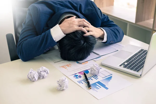 Deprimido Fracaso Hombre Negocios Cansado Tarde Triste Resolver Problema Oficina —  Fotos de Stock