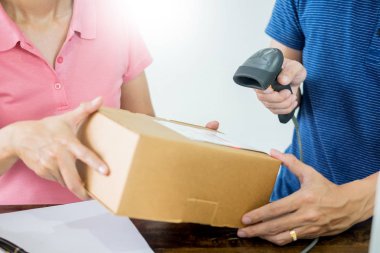 Kurye makine parça yanında keying parsel paket kutuyu işaretleyerek office gemi önce araçları ve veri makaleler iş iş kadın evde eller.