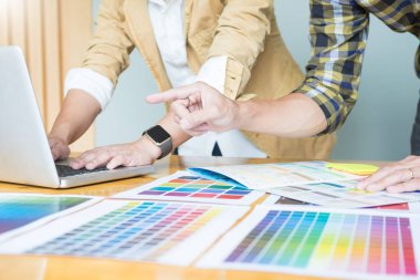 İş başında yaratıcı grafik tasarımcı. Renk renk örneği örnekleri pantone paleti studio modern ofis, iç tasarım, yenileme ve teknoloji kavramı