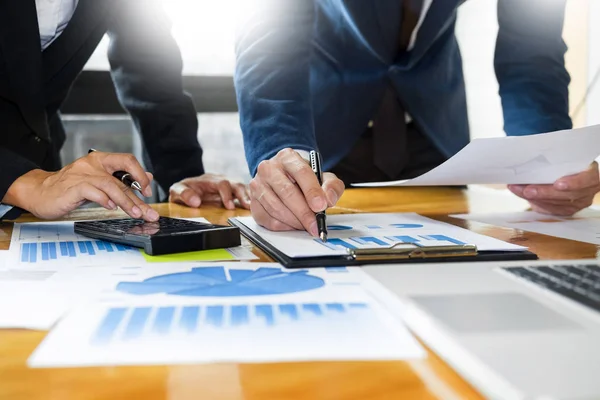 Proceso Trabajo Equipo Jóvenes Gerentes Empresa Equipo Que Trabaja Con —  Fotos de Stock