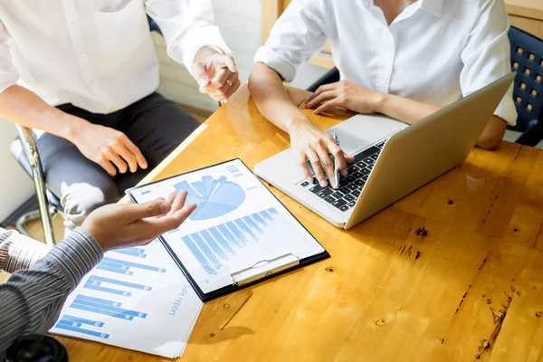 Reunión Equipo Negocios Usando Discusión Del Ordenador Portátil Juntos Mientras — Foto de Stock