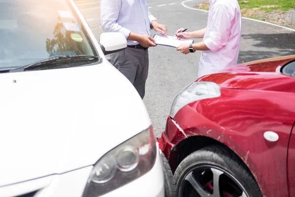 Agente Seguros Escrevendo Área Transferência Enquanto Examina Carro Após Pedido — Fotografia de Stock