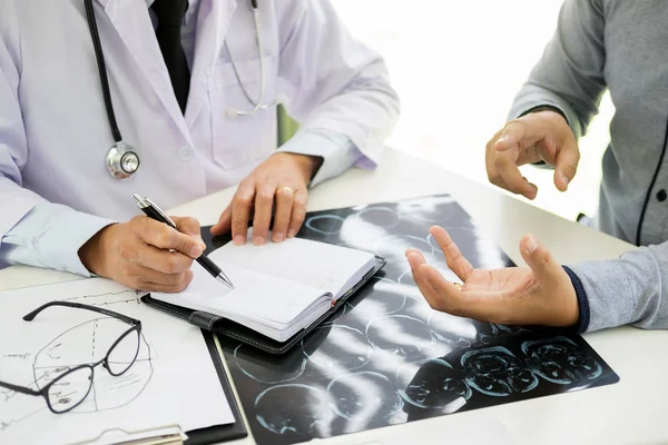 Doctor Dando Una Consulta Discutiendo Paciente Explicando Informaciones Médicas Diagnóstico — Foto de Stock