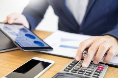 Resepsiyon ofis iş finansal analiz çalışmalarına işadamı grafik veya rapor yapma muhasebe hesaplamak bugget para vergi kredi Müfettiş grafikler.