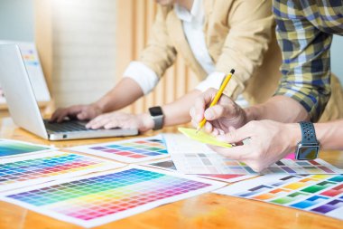 Profesyonel yaratıcı mimar grafik desiner işgal renk pantone paleti örnekleri üzerinde office masaüstü bilgisayar projesi için seçme