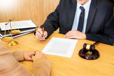 bir evlilik evlilik karar tokmak imzalama boşanma belgeleri boşanma veya evlilik öncesi anlaşma sağlamak avukat ve teselli yasal danışmanlık müşterileri için altın alyans hakim oturan çift sorunları