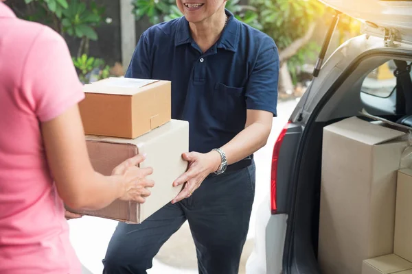 Vrouw Ontvangende Perceel Kartonnen Doos Van Levering Man Uitvoering Courier — Stockfoto