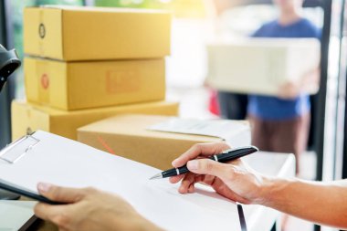 Kurye makine parça yanında keying parsel paket kutuyu işaretleyerek office gemi önce araçları ve veri makaleler iş iş kadın evde eller.