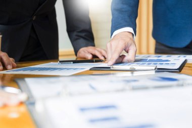 Takım iş süreci. Genç iş yöneticileri ekip başlangıç projesi ile çalışma. ofis içinde laptop analiz kar grafiği planı.