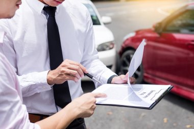 Sigorta acentesi panoya talep kaza değerlendirildi ve işlenen sonra araba incelenirken yazma