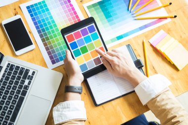 İş başında yaratıcı grafik tasarımcı. Renk renk örneği örnekleri pantone paleti studio modern ofis, iç tasarım, yenileme ve teknoloji kavramı