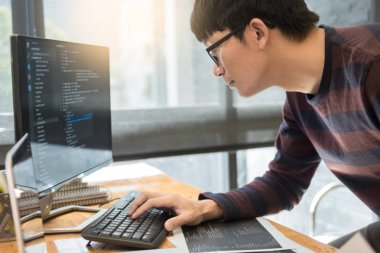 Okul sırası pc programlama kod teknolojileri veya Web sitesi tasarımı üzerinde yazılım geliştirme şirketi ofiste çalışan dalgın programcı. 