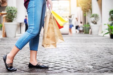 Satış ve insanlar kavramı birçok alışveriş torbaları moda boutiqueafter hediye, satın alma holding tüketim kadının