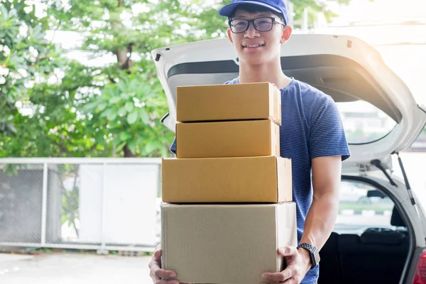 Teslimat Yükleyici Postacı Karton Kutu Yığını Tutan Veya Paket Van — Stok fotoğraf
