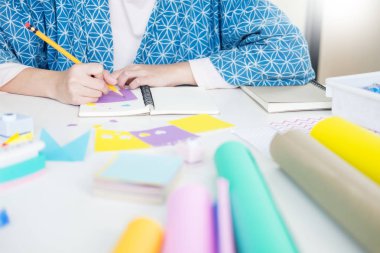 Kadın eli hurda rezervasyon veya diğer Festival süsleri DIY aksesuarlar düzenleme yapmaya kağıt kesme