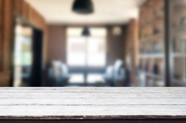 Ahşap Pano boş tablo üst ve bulanıklık iç üzerinde bulanıklık kafede arka plan, sahte ürün görüntüleme için.