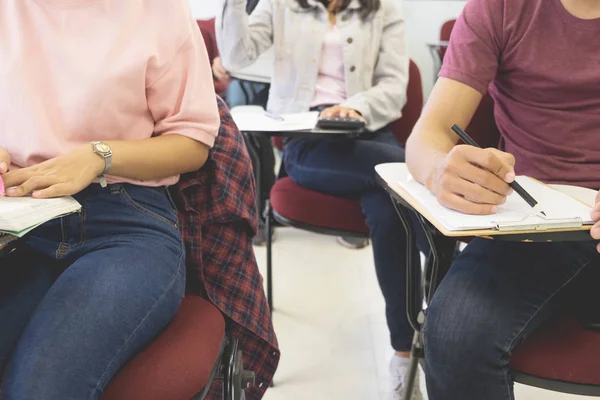 Grupo Estudantes Adultos Ouvir Palestra Professor Fazer Perguntas Sala Aula — Fotografia de Stock