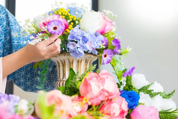 Mujeres Jóvenes Propietarias Negocios Floristería Haciendo Arreglando Chaleco Flores Artificiales —  Fotos de Stock