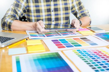Profesyonel yaratıcı mimar grafik desiner işgal renk pantone paleti örnekleri üzerinde office masaüstü bilgisayar projesi için seçme