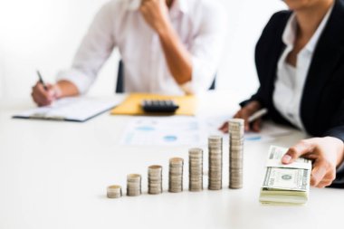 sayma, notlar vasıl ev, yapmak para kavramı hesap makinesi el tasarrufu ile sikkeler iş rapor yığını yazıyor bir defter var. Düzenlenmiş yığılmış paralar, grafik, grafik ve kalem.