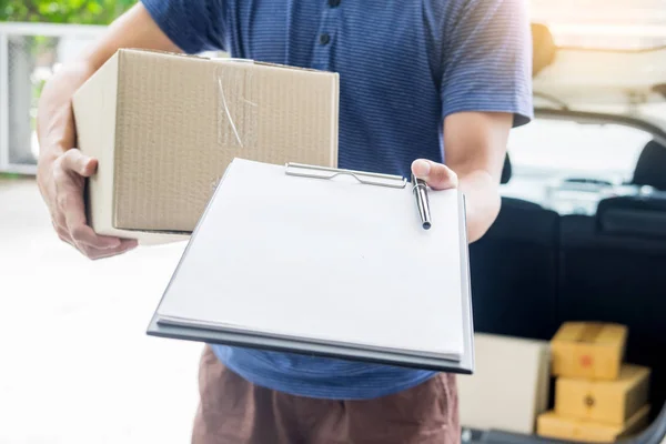 Frau Kurier Hält Ein Paket Versand Post Anhang Unterschrift Unterzeichnung — Stockfoto