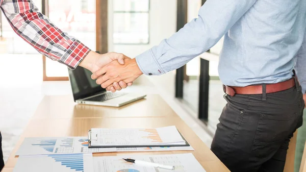 Dwóch Zaufanych Biznesmenów Ściskających Dłonie Podczas Spotkania Biurze Sukces Dealerstwo — Zdjęcie stockowe