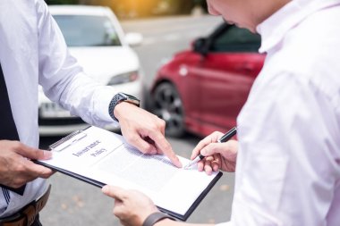 Sigorta acentesi panoya talep kaza değerlendirildi ve işlenen sonra araba incelenirken yazma