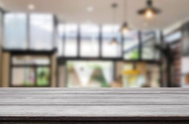 Ahşap Pano boş tablo üst ve bulanıklık iç üzerinde bulanıklık kafede arka plan, sahte ürün görüntüleme için.