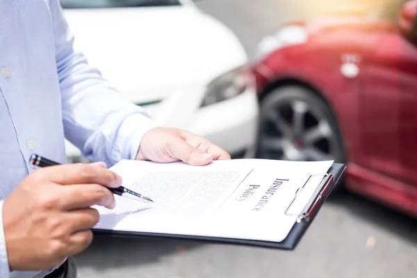 Agente Seguros Escrevendo Área Transferência Enquanto Examina Carro Após Pedido — Fotografia de Stock