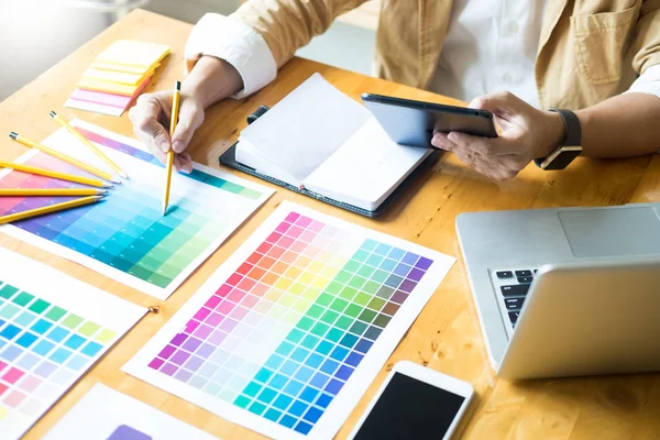 Creative Graphic Designer Lavoro Campioni Campioni Colore Palette Pantone Studio — Foto Stock
