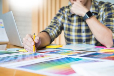 İş başında yaratıcı grafik tasarımcı. Renk renk örneği örnekleri pantone paleti studio modern ofis, iç tasarım, yenileme ve teknoloji kavramı