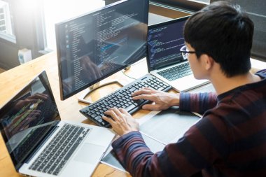 Okul sırası pc programlama kod teknolojileri veya Web sitesi tasarımı üzerinde yazılım geliştirme şirketi ofiste çalışan dalgın programcı. 