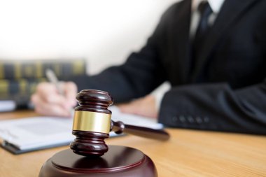 Mahkeme avukat avukat belgeleri ve tahta tokmak ile donatmak mahkeme salonunda üzerinde çalışıyor. Adalet tavsiye ve hukuk hakimi mevzuat kavramı