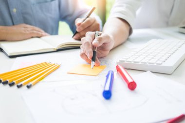 Grup çeşitli genç yetişkinler Üniversitesi Öğretmen sunum iş bilgi öğrenci veri, eğitim kavramı tartışmaya laptop 