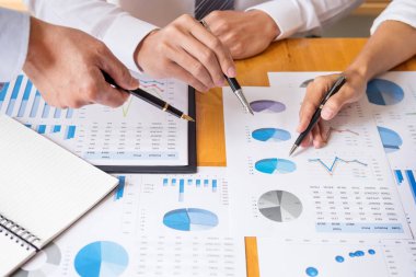 İş takım veri çözümleme gelir grafikler belge tartışma sırasında açıklamak strateji toplantısı. üstünde başlamak-yukarıya birlikte ekip çalışması projesi