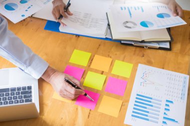 İş takım veri çözümleme gelir grafikler belge tartışma sırasında açıklamak strateji toplantısı. üstünde başlamak-yukarıya birlikte ekip çalışması projesi