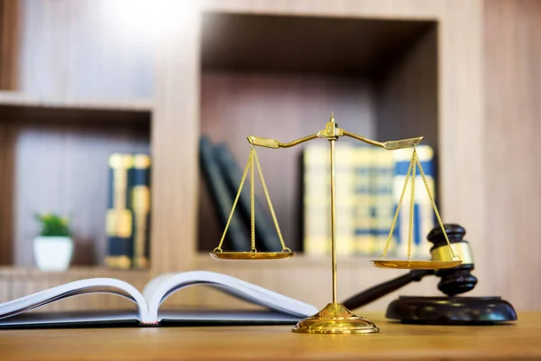 Symbool Van Rechter Recht Advocaat Hamer Met Justitie Advocaten Tabel — Stockfoto
