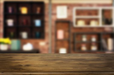 Ahşap Pano boş tablo üst ve bulanıklık iç üzerinde bulanıklık kafede arka plan, sahte ürün görüntüleme için.