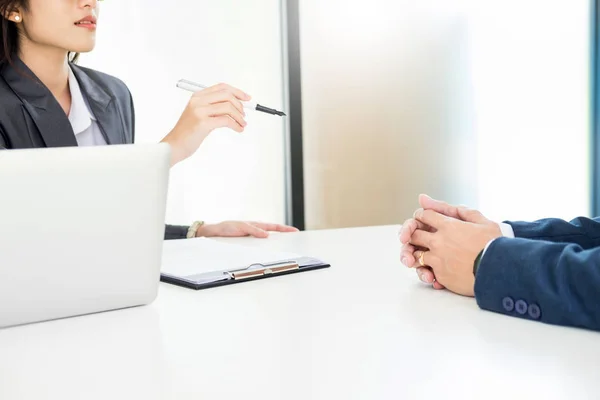 Giovane Candidato Risposta Facendo Domande Richiedente Sul Lavoro Spiegando Suo — Foto Stock