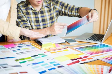 Profesyonel yaratıcı mimar grafik desiner işgal renk pantone paleti örnekleri üzerinde office masaüstü bilgisayar projesi için seçme