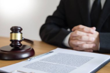 Mahkeme avukat avukat belgeleri ve tahta tokmak ile donatmak mahkeme salonunda üzerinde çalışıyor. Adalet tavsiye ve hukuk hakimi mevzuat kavramı