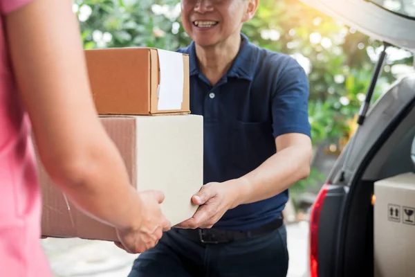 Vrouw Ontvangende Perceel Kartonnen Doos Van Levering Man Uitvoering Courier — Stockfoto