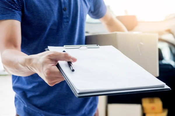 Kurir Wanita Yang Sedang Memegang Surat Paket Menambahkan Tanda Tangan — Stok Foto